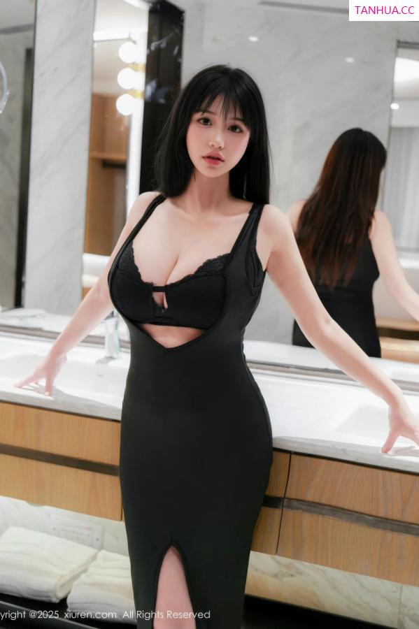 香港小紫藤 Kristalivy [XiuRen]高清写真图 2025.09.18 No.10779 小紫藤 黑色连衣裙第3张图片